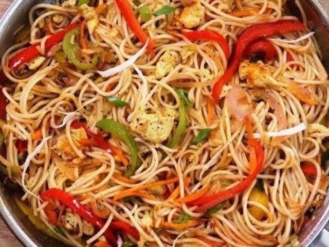 Egg Hakka Noodles.